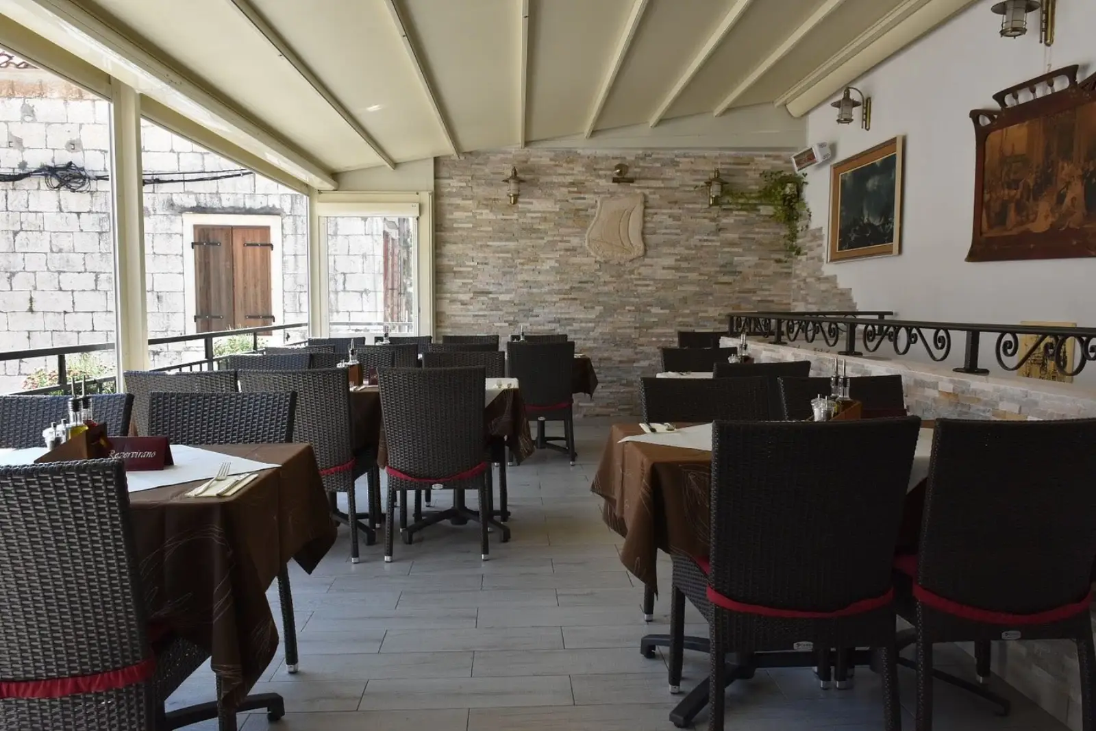 Terrace dining at Konoba Toma with views over Trogir